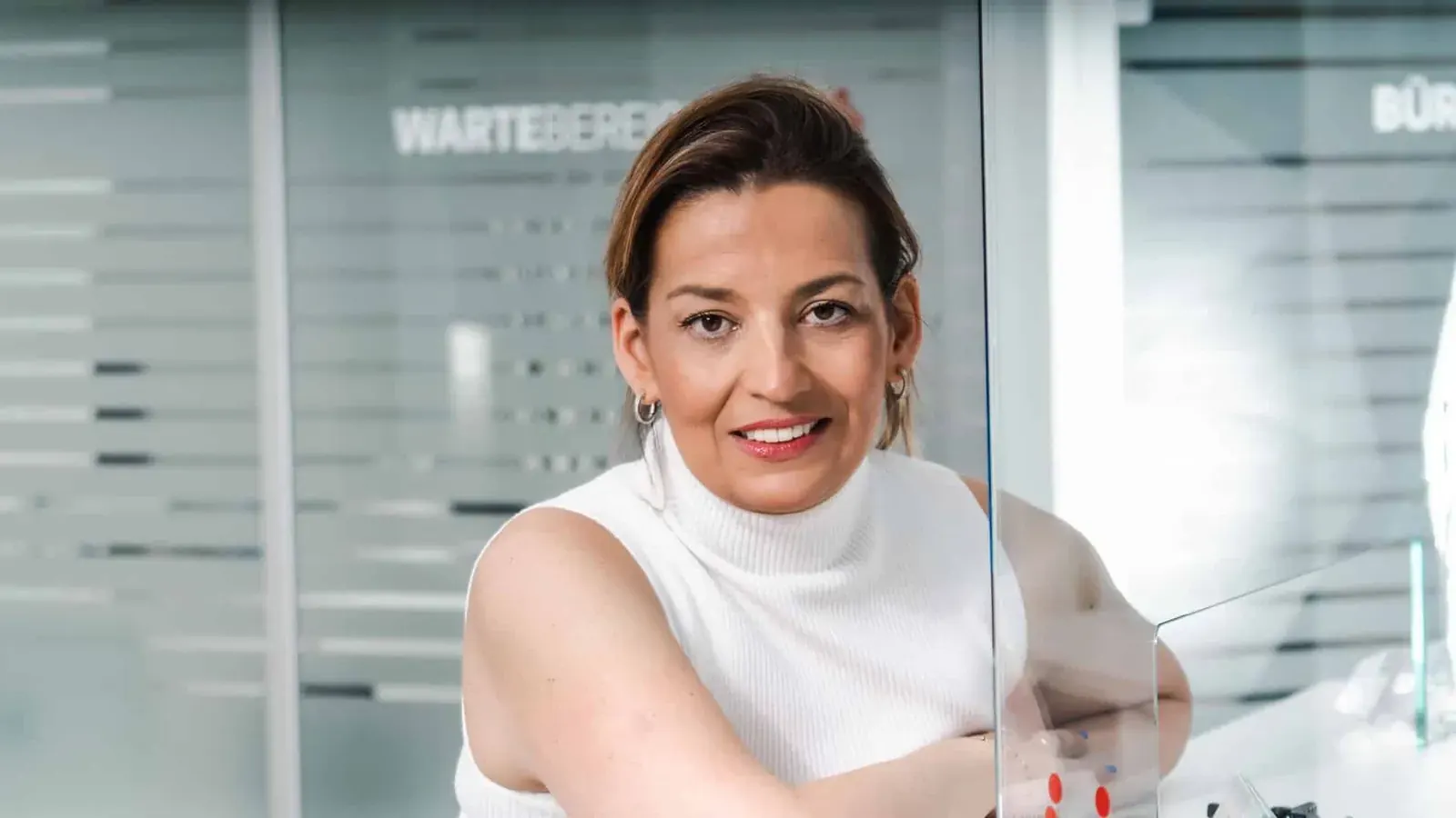 Dr. med. dent. Nalan Sinanoglu-Harbrecht am Empfang der Praxis