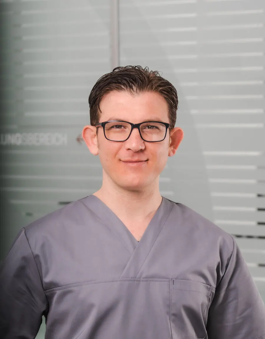 Ilias, Zahntechniker und Leiter des Praxislabors