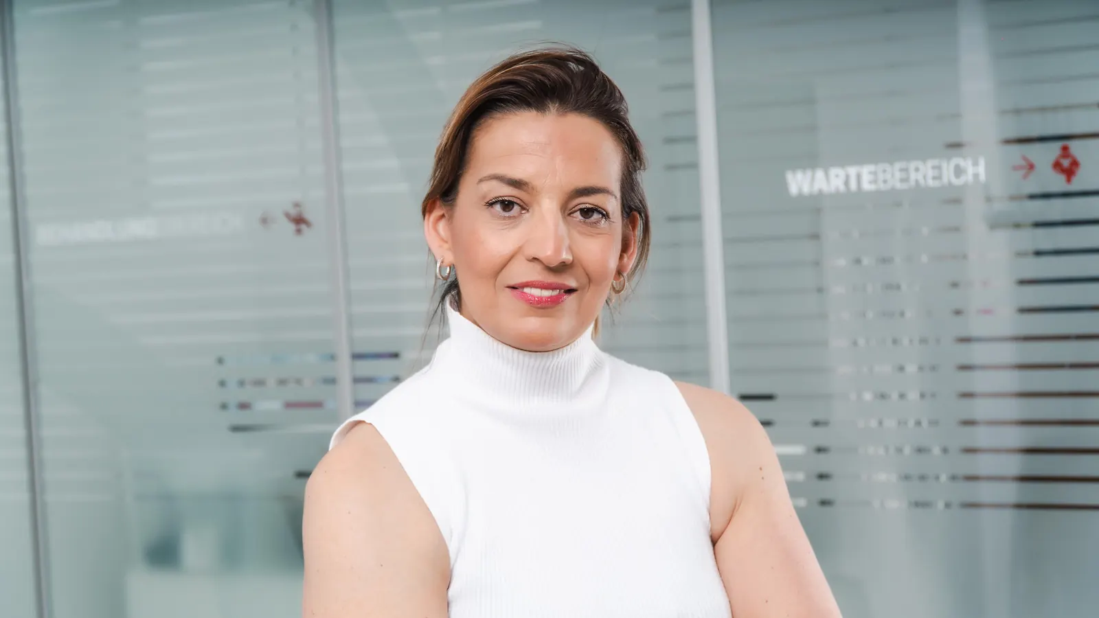 Dr. med. dent. Nalan Sinanoglu-Harbrecht im Wartebereich der Praxis